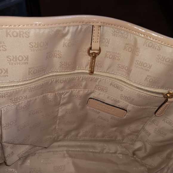 MICHAEL KORS Jet Set Large Embossed Logo Patent Leather Tote Bag Nude w/ COA - Picture 12 of 15